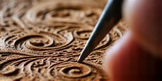 Detalj av en utskåret trefigur